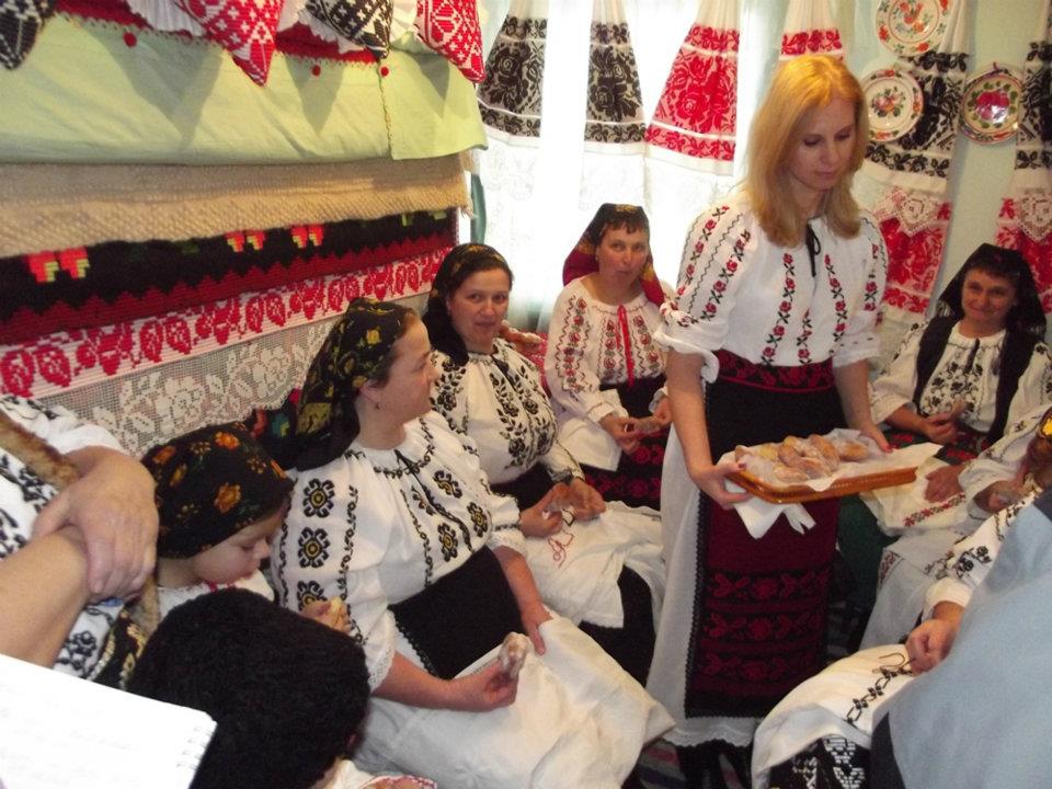 Sezatoare femei cusut costume traditionale Romanesti